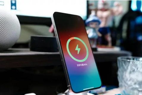 坡头镇苹果15换屏服务分享用什么充电器给iPhone15充电更好 